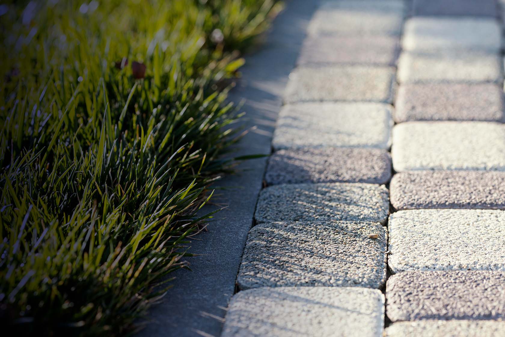 Sierbestrating met een aangrenzend grasveld