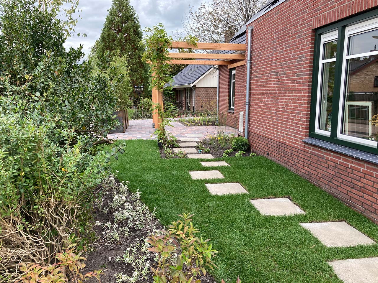 Zijtuin gras met staptegels